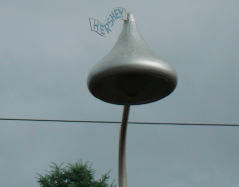Picture of giant Hershey Kiss street lamp.